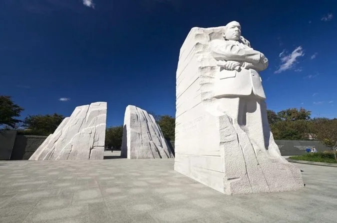 La Stone of Hope y la Mountain of Despair del Monumento a Martin Luther King, Jr. bajo un cielo azul
