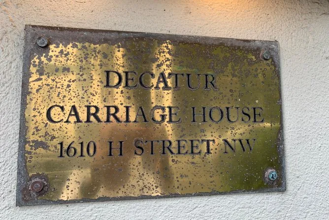 La placa de latón de la Decatur Carriage House en 1610 H Street NW